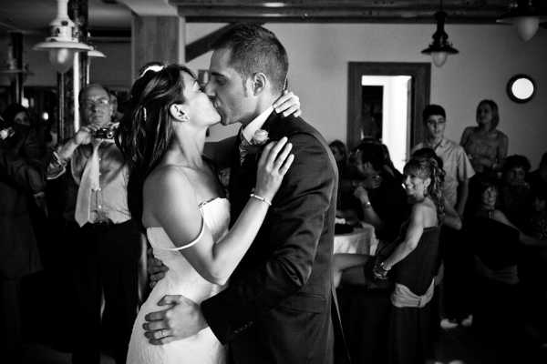 En medio de un baile. Cuando eres adolescente esperas a que ese chido que tanto te gusta te invite a una fiesta o baile, donde seguro se darán el primer beso, que debe ser perfecto.