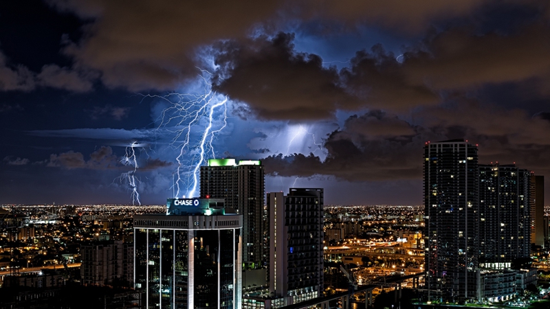 Espectaculares imágenes del imprevisible cielo de Miami1
