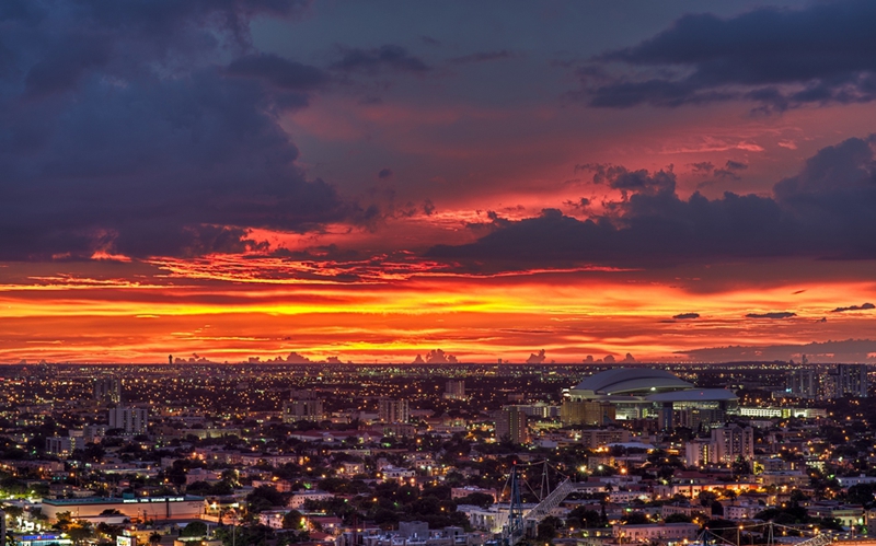 Espectaculares imágenes del imprevisible cielo de Miami2