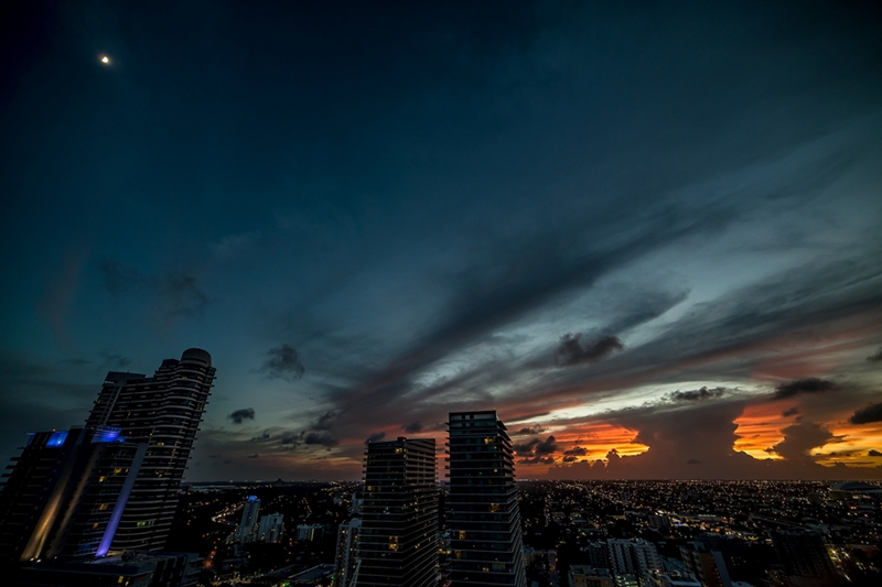 Espectaculares imágenes del imprevisible cielo de Miami4