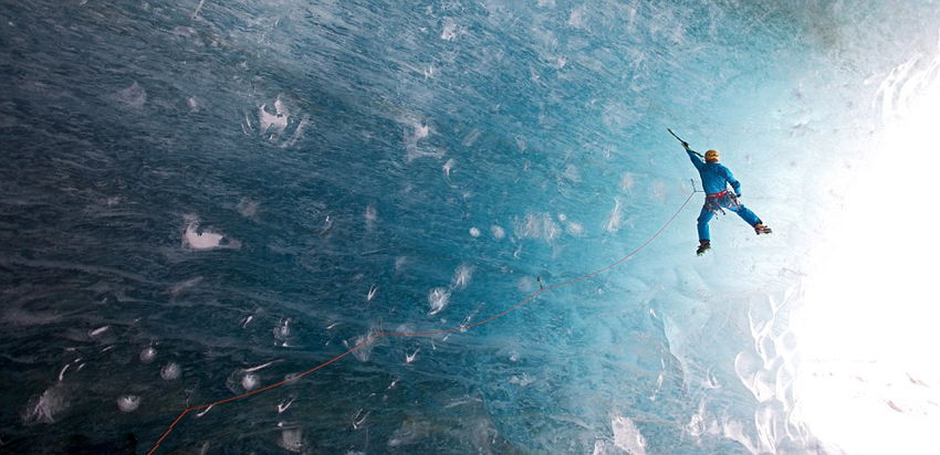 Desafiando a la muerte: escalador de hielo abordar cueva congelada1