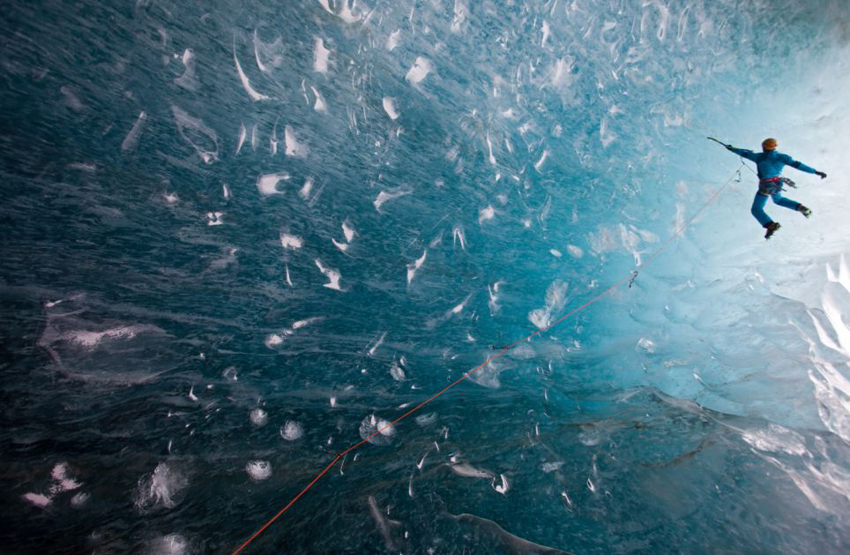 Desafiando a la muerte: escalador de hielo abordar cueva congelada2