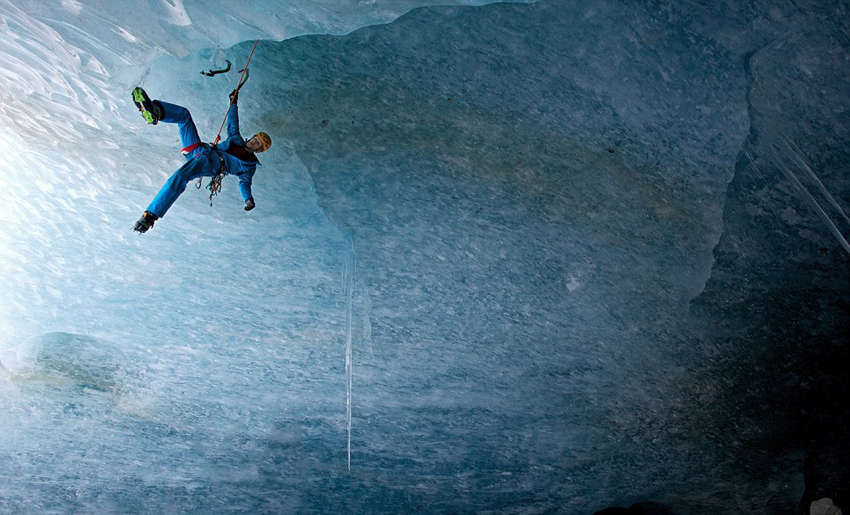 Desafiando a la muerte: escalador de hielo abordar cueva congelada3