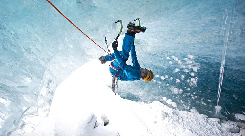 Desafiando a la muerte: escalador de hielo abordar cueva congelada4