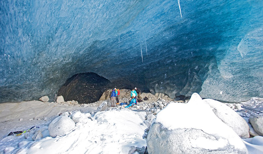 Desafiando a la muerte: escalador de hielo abordar cueva congelada5