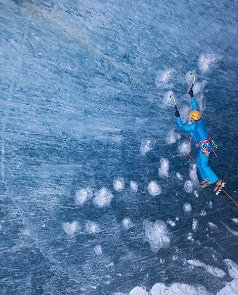 Desafiando a la muerte: escalador de hielo abordar cueva congelada6