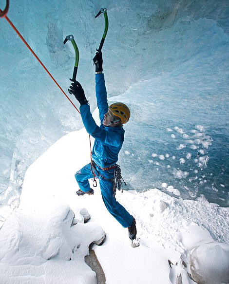 Desafiando a la muerte: escalador de hielo abordar cueva congelada7