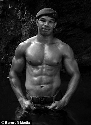 Soldados de Reales Marines de Reino Unido posan desnudos para calendario 2014