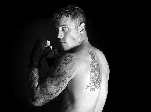 Soldados de Reales Marines de Reino Unido posan desnudos para calendario 2014