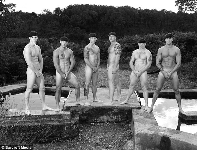 Soldados de Reales Marines de Reino Unido posan desnudos para calendario 2014