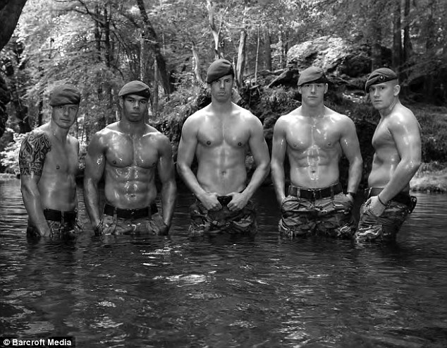 Soldados de Reales Marines de Reino Unido posan desnudos para calendario 2014