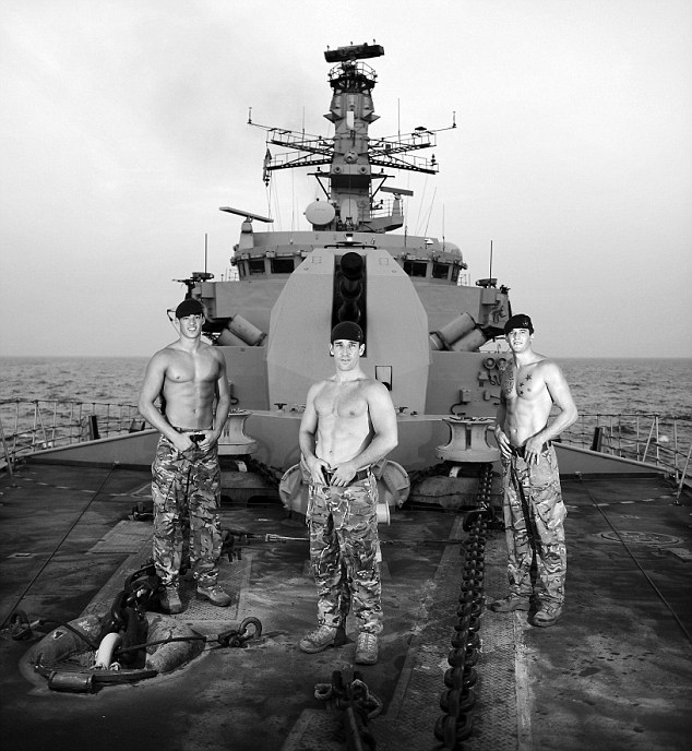 Soldados de Reales Marines de Reino Unido posan desnudos para calendario 2014