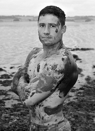 Soldados de Reales Marines de Reino Unido posan desnudos para calendario 2014