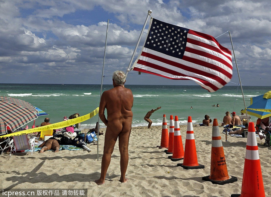 805 nudistas en Miami rompen el récord Guinness bañándose en la playa Haulover