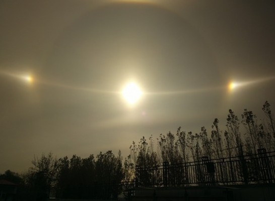 Triple Sol Y Nubes Con Forma De Elefante En Mongolia Interior China