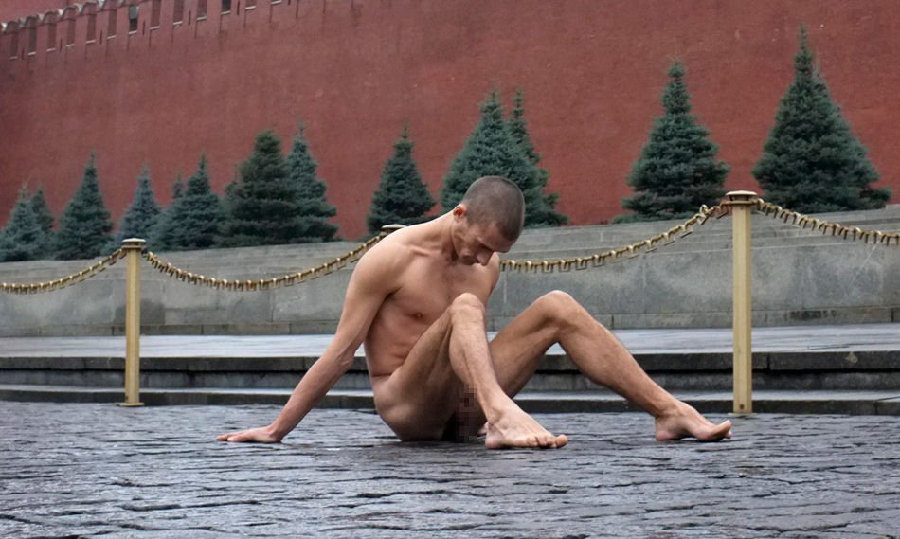 Un pintor ruso clava con un martillo sus testículos en la Plaza Roja de Moscú