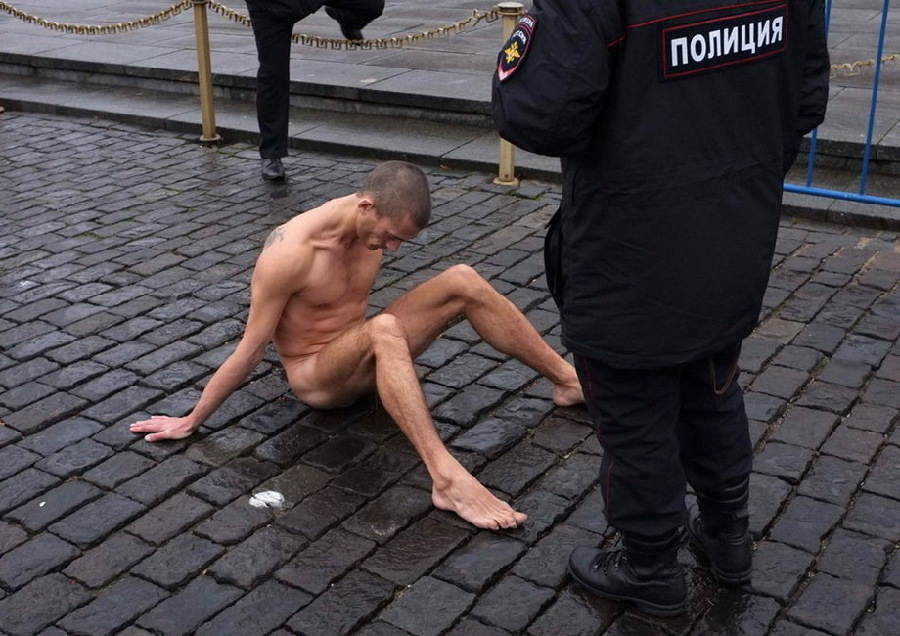 Un pintor ruso clava con un martillo sus testículos en la Plaza Roja de Moscú