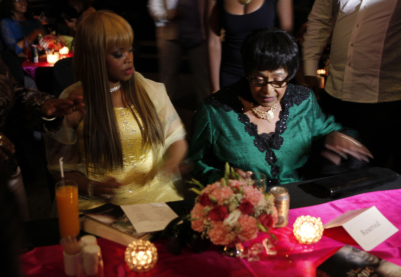  Nieta de Mandela revela que sufrió abusos sexuales en su autobiografía