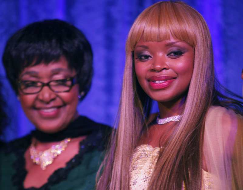  Nieta de Mandela revela que sufrió abusos sexuales en su autobiografía