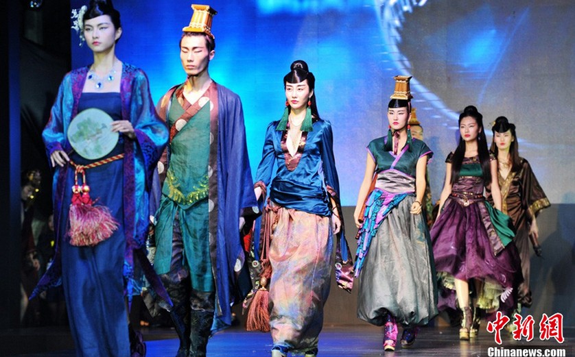 Desfile de trajes de estilo tradicional chino en Wuhan1