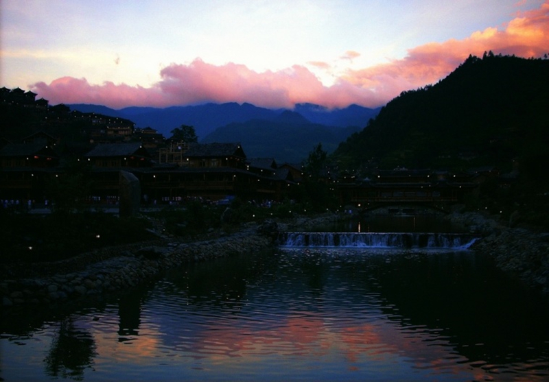 Magnífico paisaje del pueblo Xijiang en la provincia Guizhou de China7