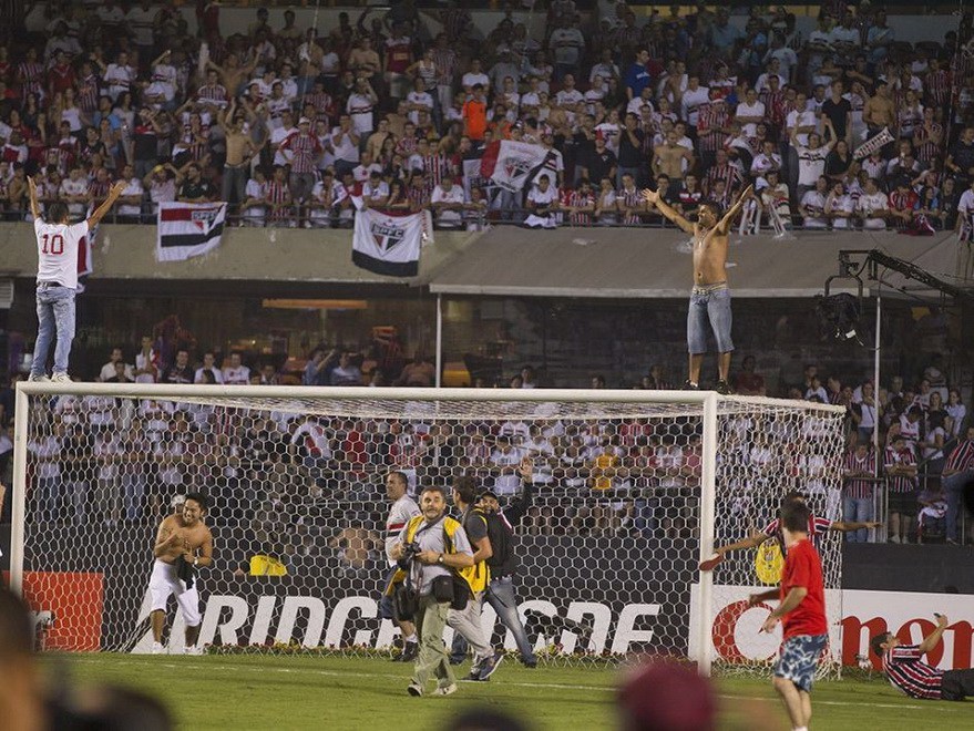 Locura del fútbol América Latina: mujeres con pechos grandes y violencias