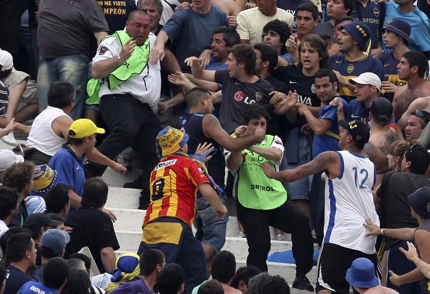 Locura del fútbol América Latina: mujeres con pechos grandes y violencias