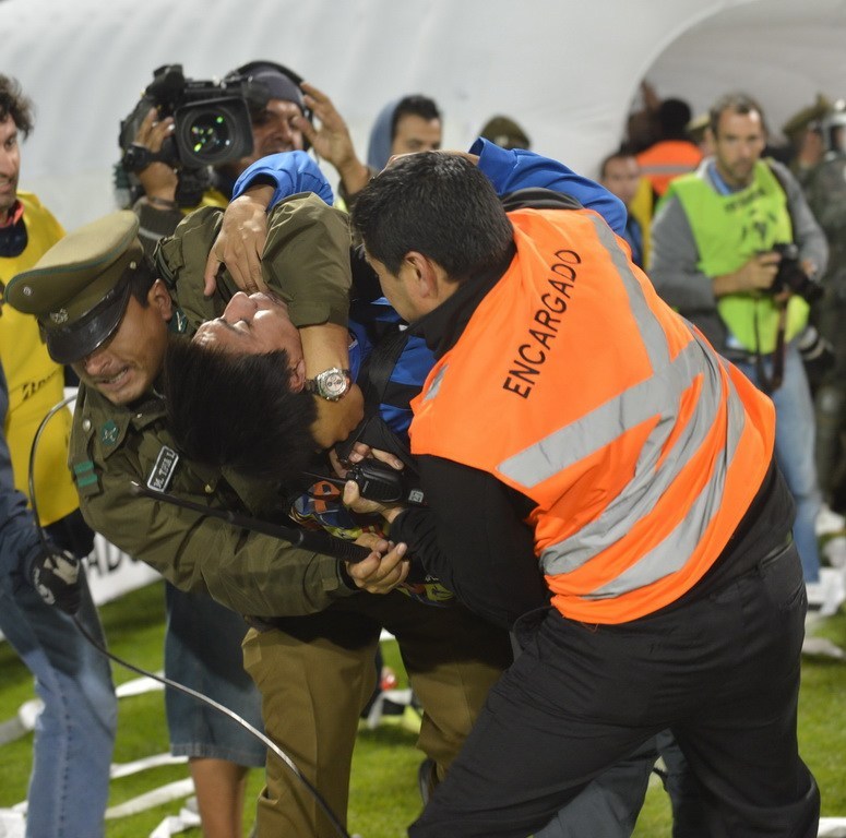 Locura del fútbol América Latina: mujeres con pechos grandes y violencias