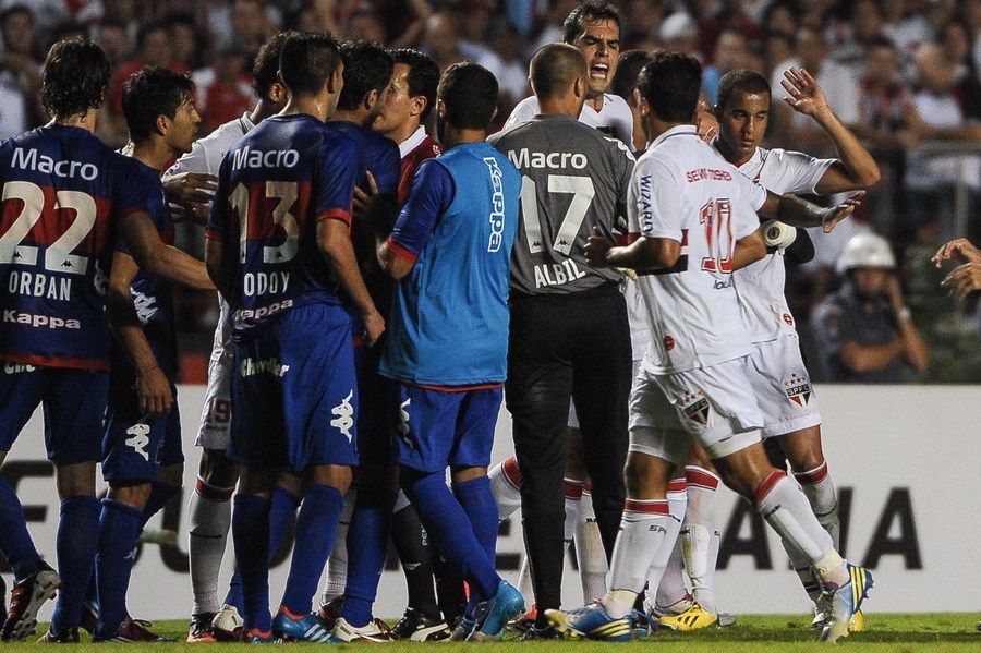 Locura del fútbol América Latina: mujeres con pechos grandes y violencias