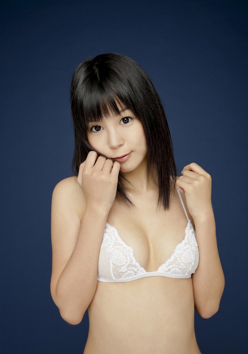 La joven actriz japonesa Tsukasa Aoi posa sexy 1