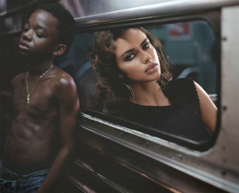 Supermodelo Adriana Lima posa seductiva en el metro3