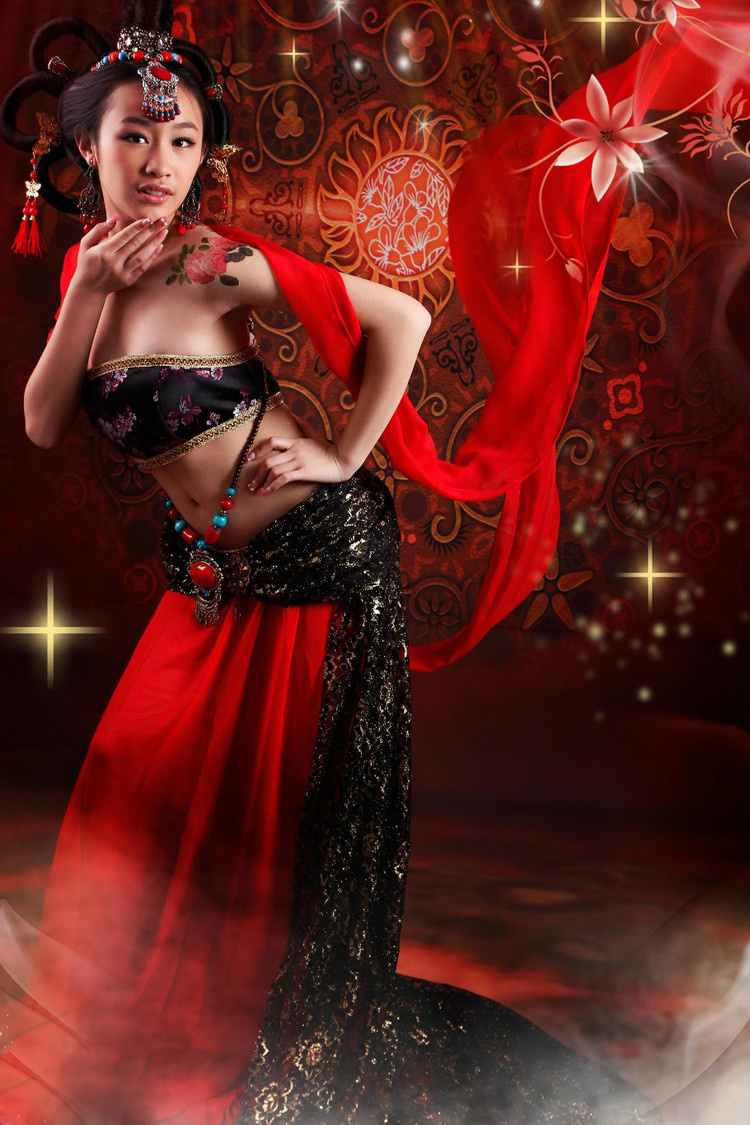 Fotos sexy de la bella china en espléndido vestido tradicional 4