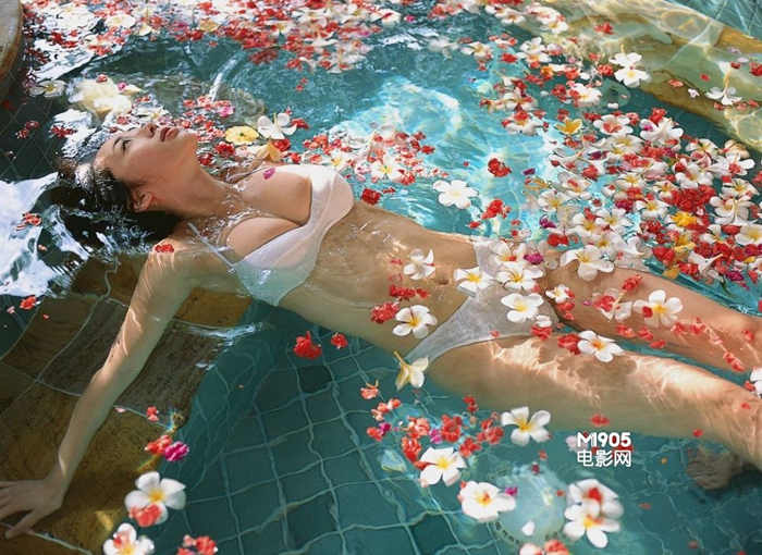 La actriz japonesa Inoue Waka posa seductora en la piscina 10