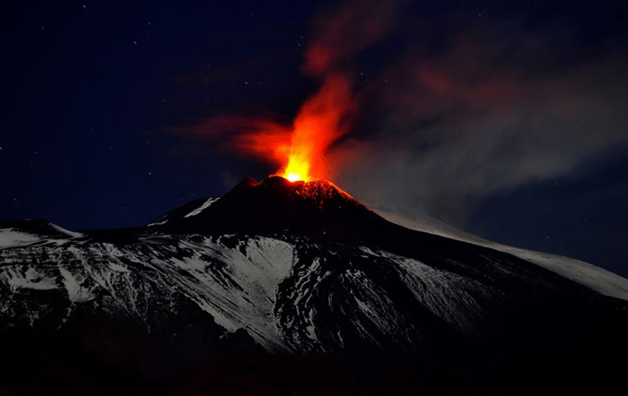 El volcán italiano Etna ha entrado en erupción de nuevo 4