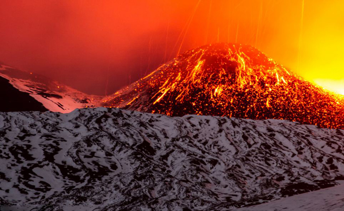 El volcán italiano Etna ha entrado en erupción de nuevo 7