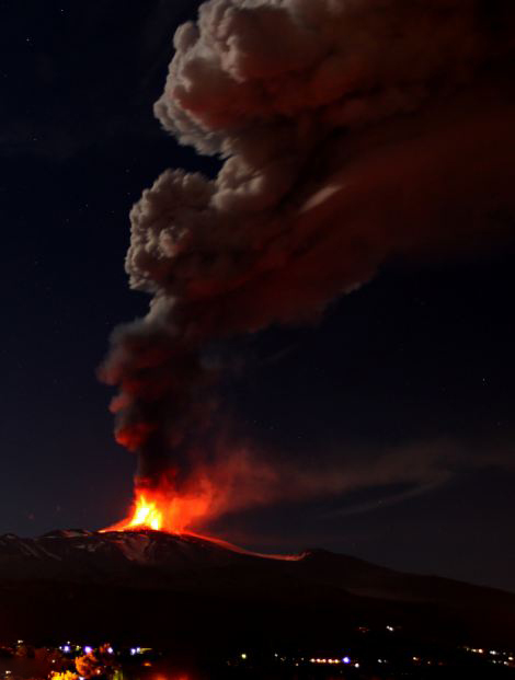 El volcán italiano Etna ha entrado en erupción de nuevo 10