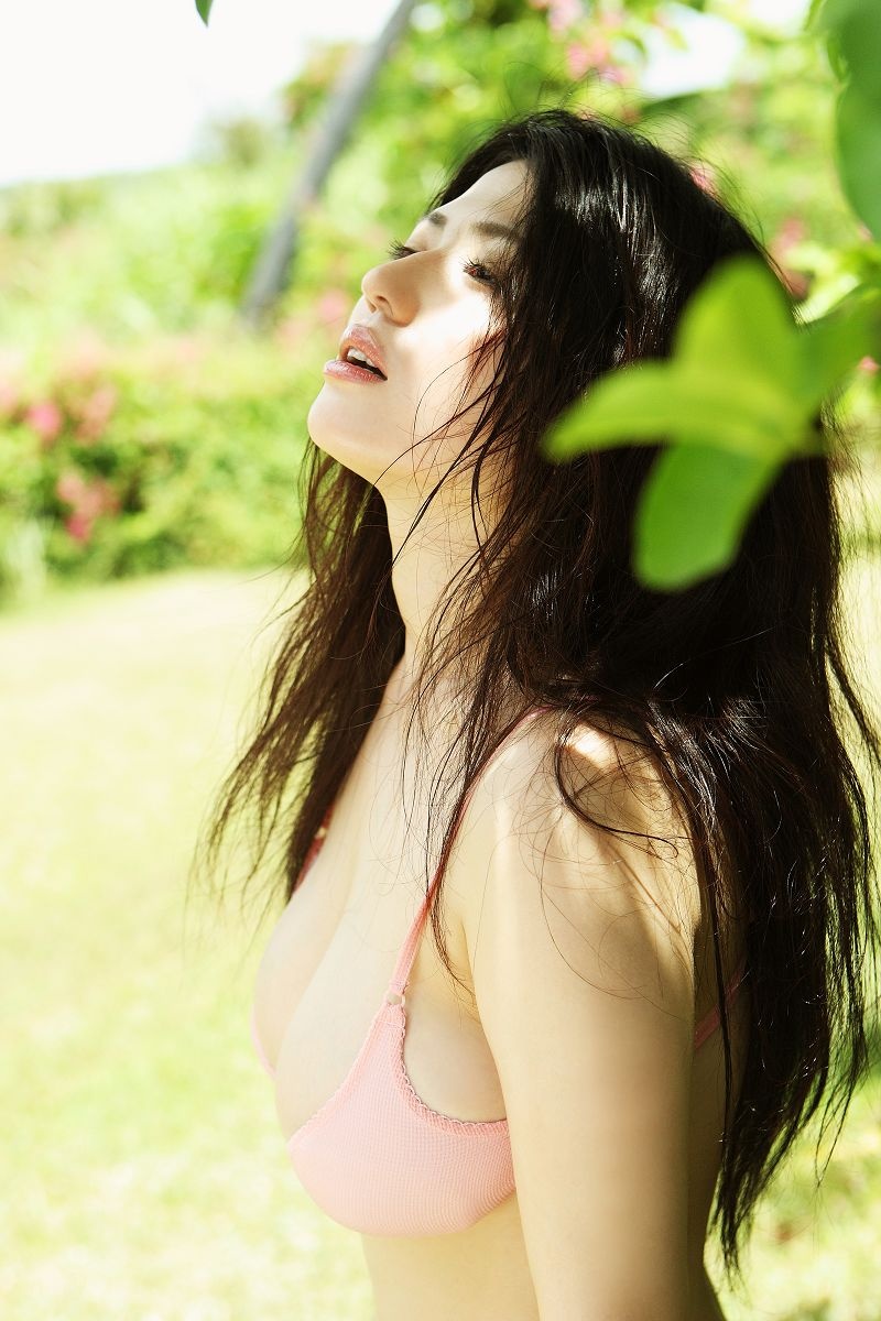 Fotos seductoras de la sexy actriz japonesa Nonami Takizawa 3