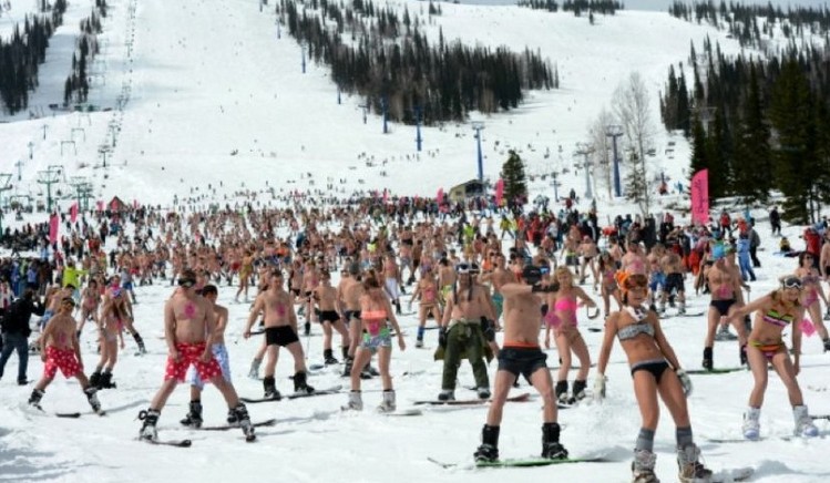 Una locura verdadera: más de mil personas esquiaron en bañador en Rusia2