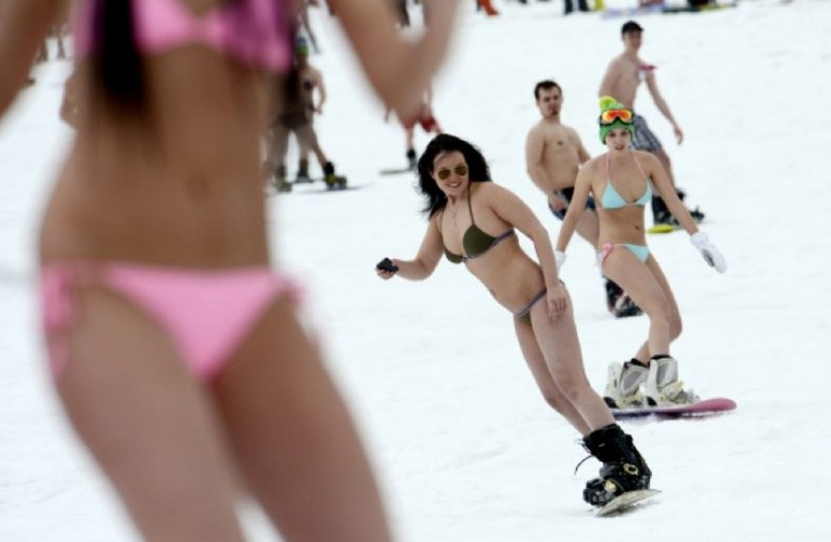 Una locura verdadera: más de mil personas esquiaron en bañador en Rusia3