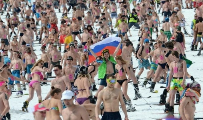 Una locura verdadera: más de mil personas esquiaron en bañador en Rusia4