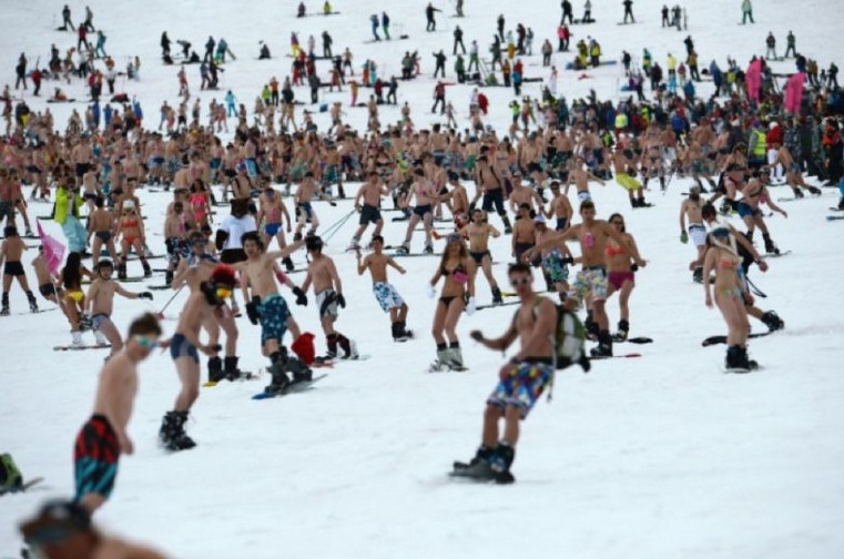 Una locura verdadera: más de mil personas esquiaron en bañador en Rusia7