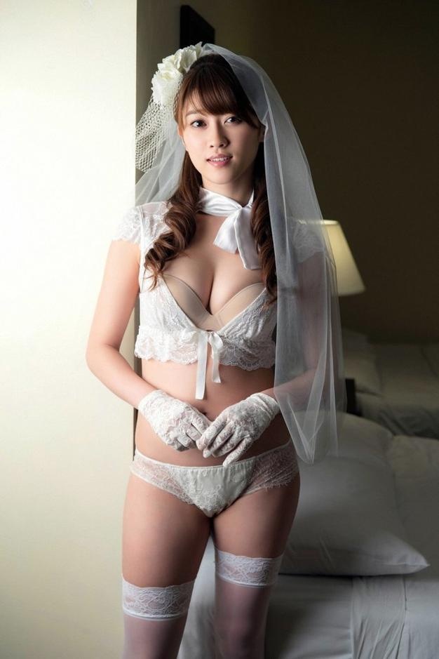 La sexy actriz japonesa Mikie Hara posa en ropa de novia en la cama 10