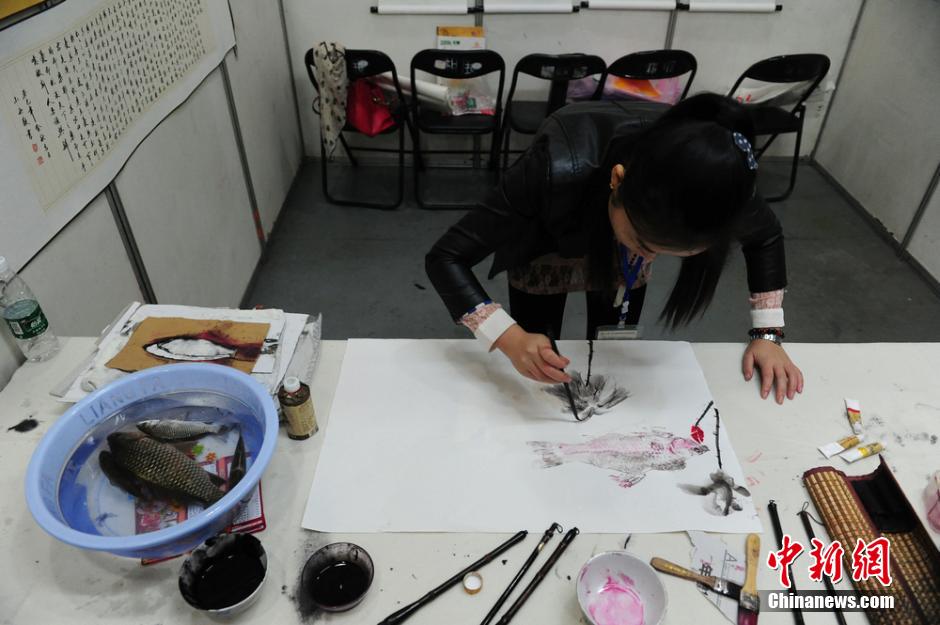 Joven artista china pinta con pez vivo4