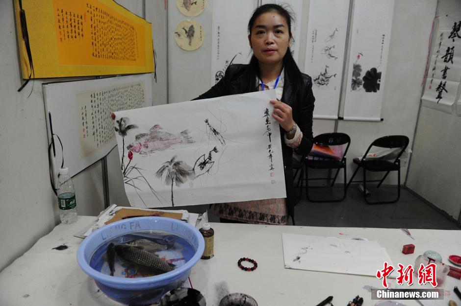 Joven artista china pinta con pez vivo5