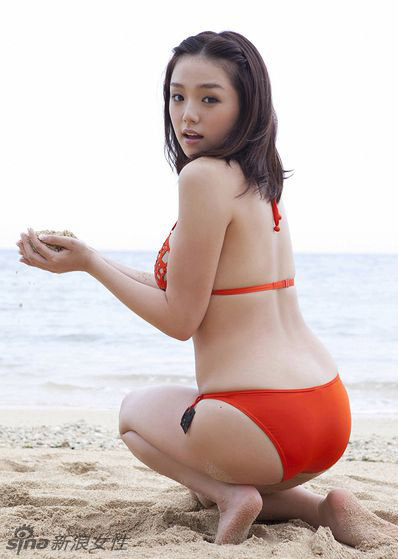 Sexy actriz japonesa Shinozaki Ai ostenta los pechos grandes4