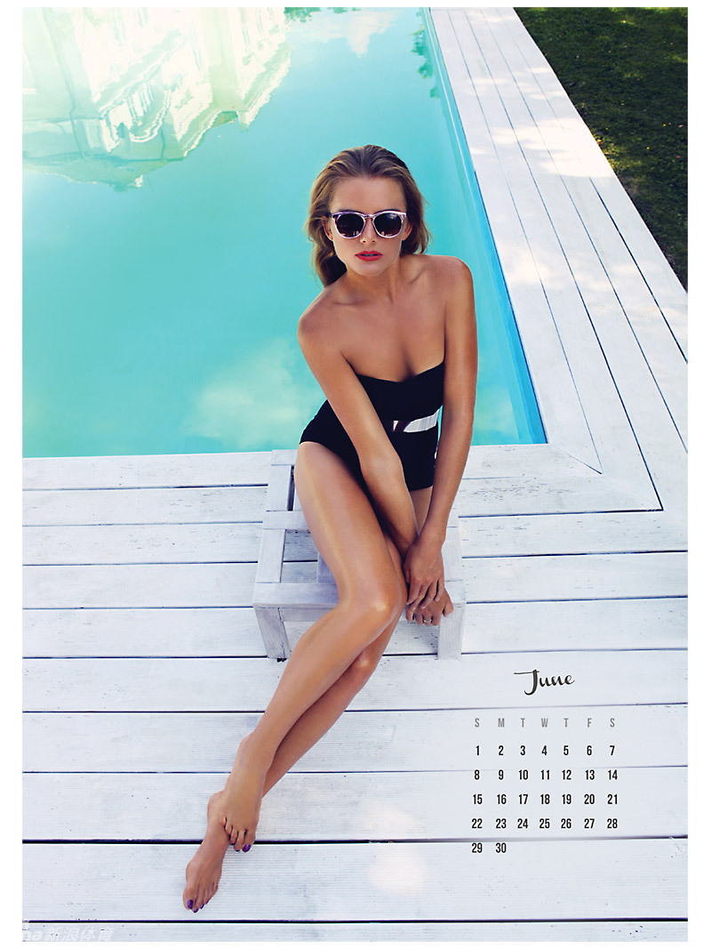 La sexy tenista Hantuchová posa para el calendario 2014 2