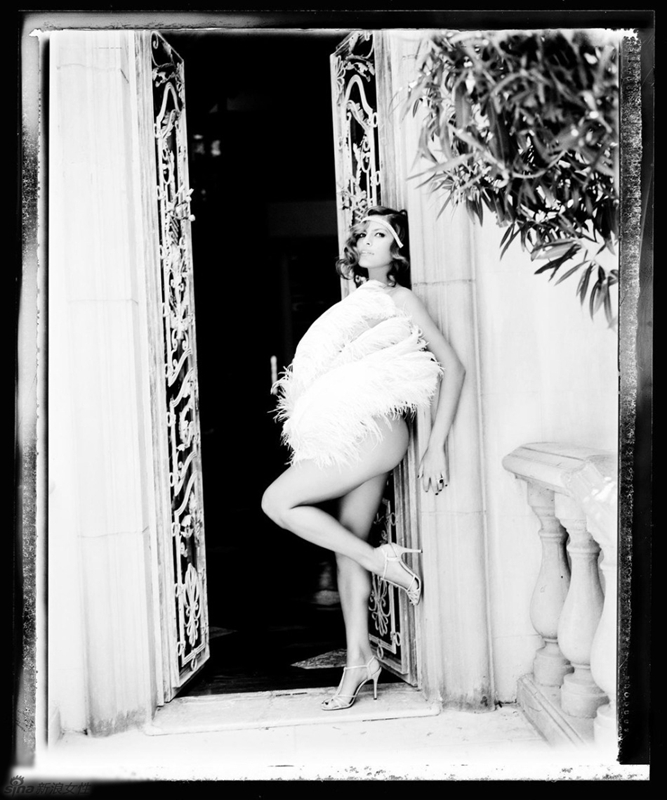 Sexy estrella Eva Mendes posa desnuda