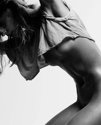 Se desnuda la espectacular modelo alemana Julia Stegner