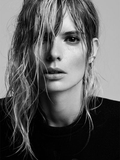 Se desnuda la espectacular modelo alemana Julia Stegner