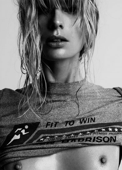 Se desnuda la espectacular modelo alemana Julia Stegner